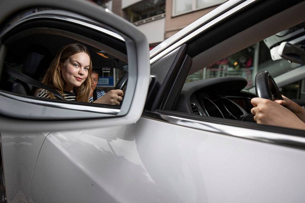 Jenni Mäkinen perehtyy ajotaidon saloihin liikenneopettaja Minna Selkämön ohjauksessa. ”Vähän minua jännittää, miten ajokortin suorittaminen sujuu. Mutta ovat muutkin siinä onnistuneet, miksen siis minäkin”, Mäkinen pohtii.