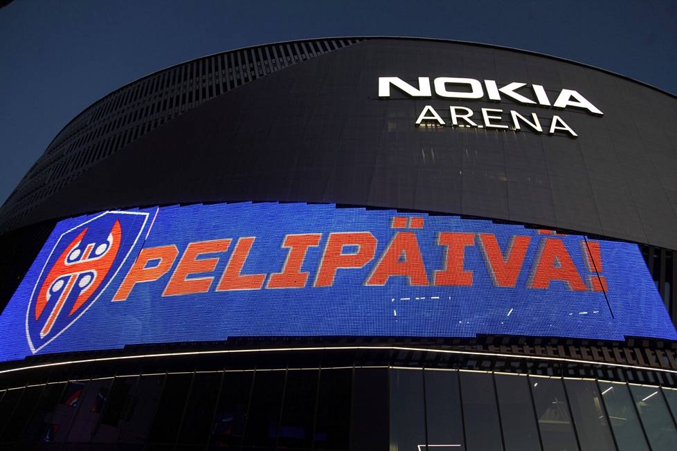 Nokia-areenan ulkopuolella mainostettiin illan Tappara-ottelua.