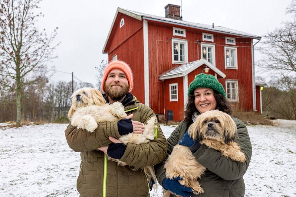 Jonathan Holmberg ja Anna Strazdina kokeilevat tämän talven asumista hiljaisella saarella koiriensa Puppen (vas.) ja Taran kanssa. Taustalla on heidän saarikotinsa, jonka majoituksesta he eivät maksa mitään.