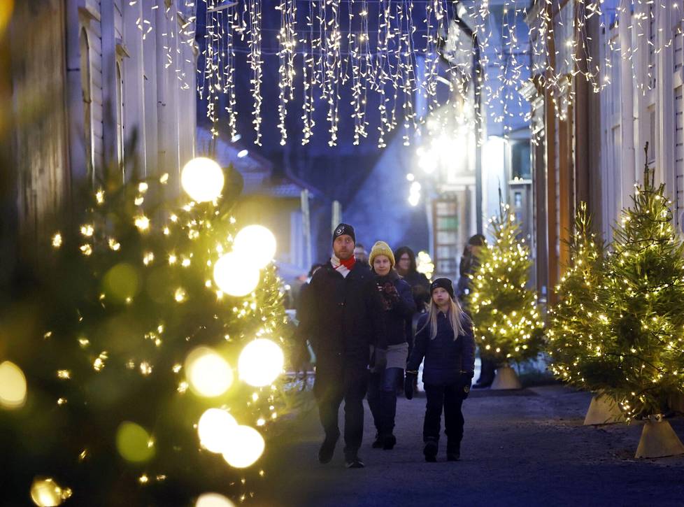 Vähäraastuvankatu Vanhassa Raumassa on valaistu joulukuusten kauniilla valoilla.
