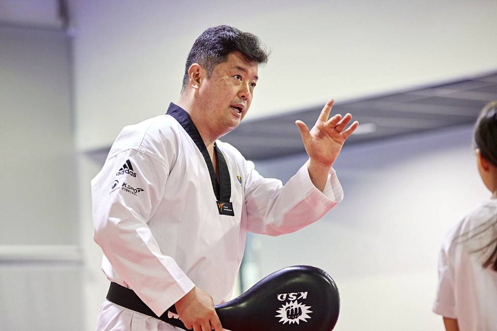 Taekwondolähettiläs Jung Huyn Cho tuli Suomeen viime syyskuussa. Hän tuo tutuksi niin taekwondoa kuin Etelä-Korean kulttuuria.