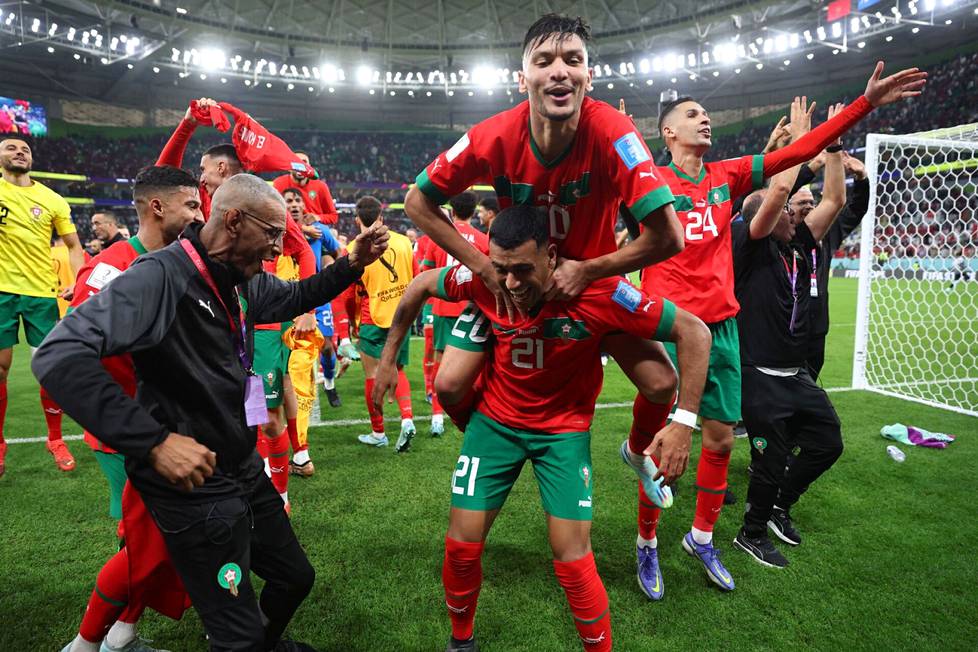 Achraf Dari ja Walid Cheddira juhlivat faniensa edessä Portugali-pelin jälkeen.
