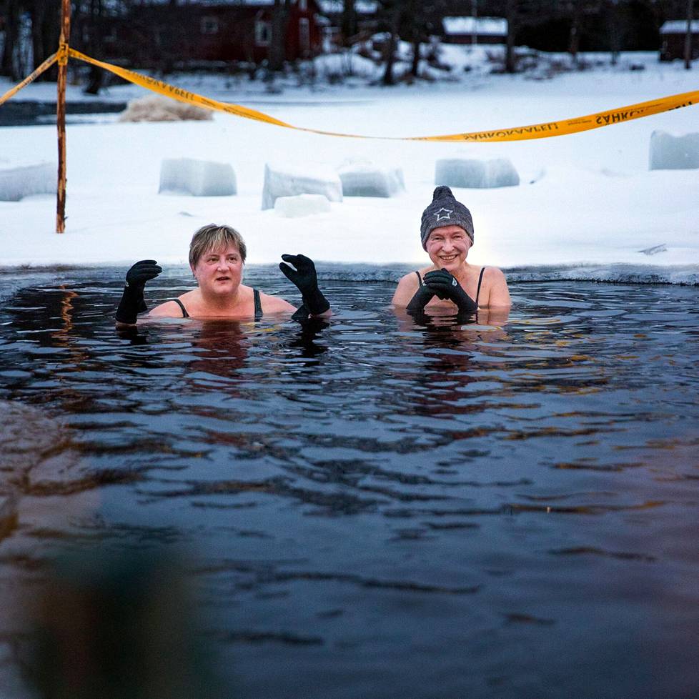 Minna Nieminen ja Maija Fagerroos nauttivat hyisestä jokivedestä Porin Noormarkussa.