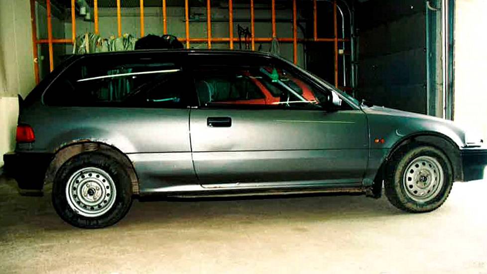 Kai Salomaa osti päivää ennen katoamistaan kuvassa olevan hopeanharmaan Honda Civicin vuosimallia 1988. Auto löytyi Ämmälän kylässä sijaitsevan Laurilantien kiinteistön pihasta. 