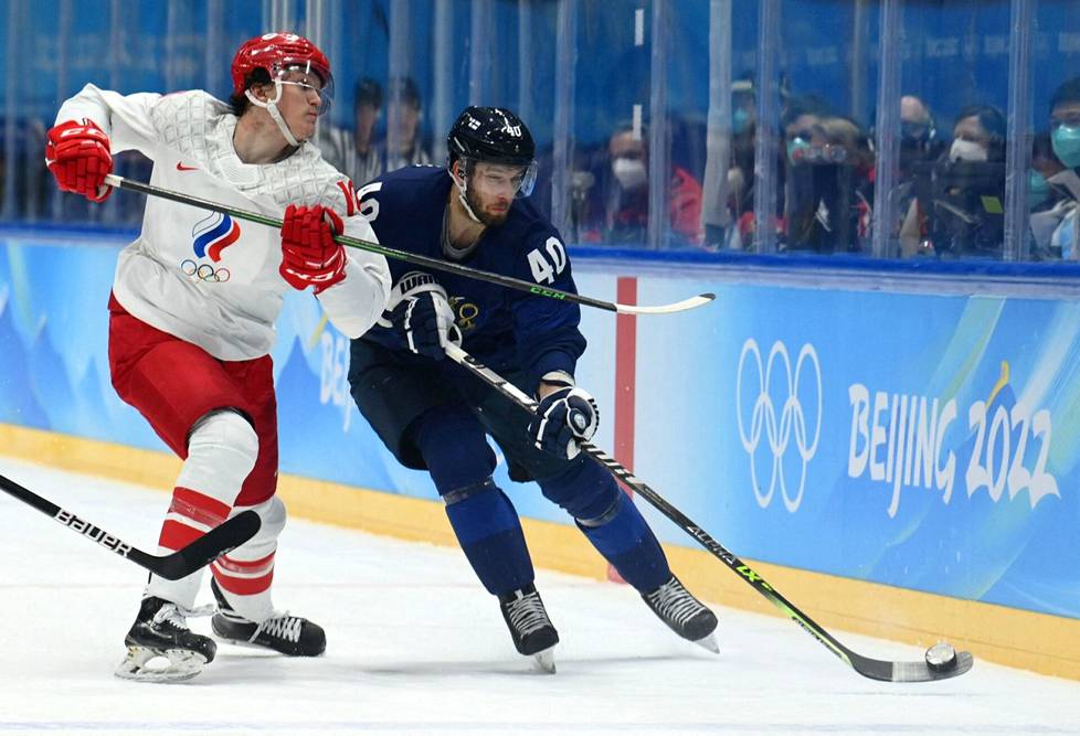 Venäjän Dmitri Voronkov ja Suomen Petteri Lindbohm kamppailivat kiekosta olympiafinaalissa Pekingissä 20. helmikuuta. Suomi vei kultaa, ja Venäjä jäi hopealle.