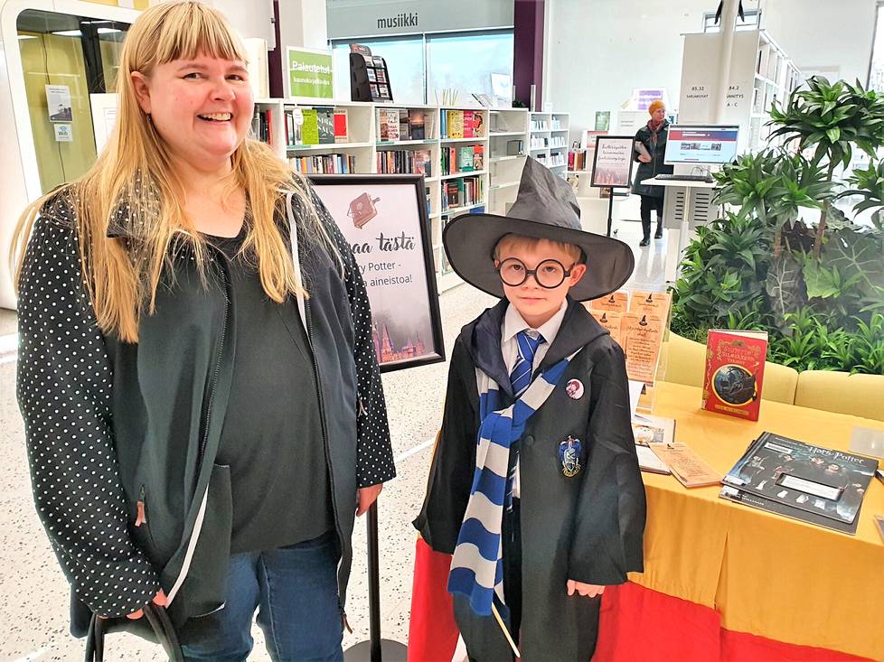 Johanna Annila ja hänen poikansa Emil Annila ovat molemmat kovia Harry Potter -faneja. Emil oli kirjastossa lauantaina pidetyssä tapahtumassa kuin ilmetty Harry Potter.