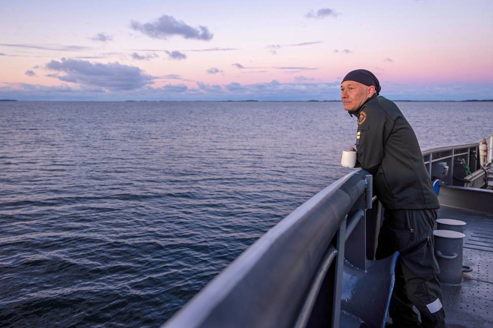 Konemestari Jukka-Pekka Kuparivuo tulee aamuisin kahvikuppeineen katsomaan auringonnousua. Rauhallinen hetki kauniin meriluonnon keskellä lataa akkuja päivän työtehtäviin.