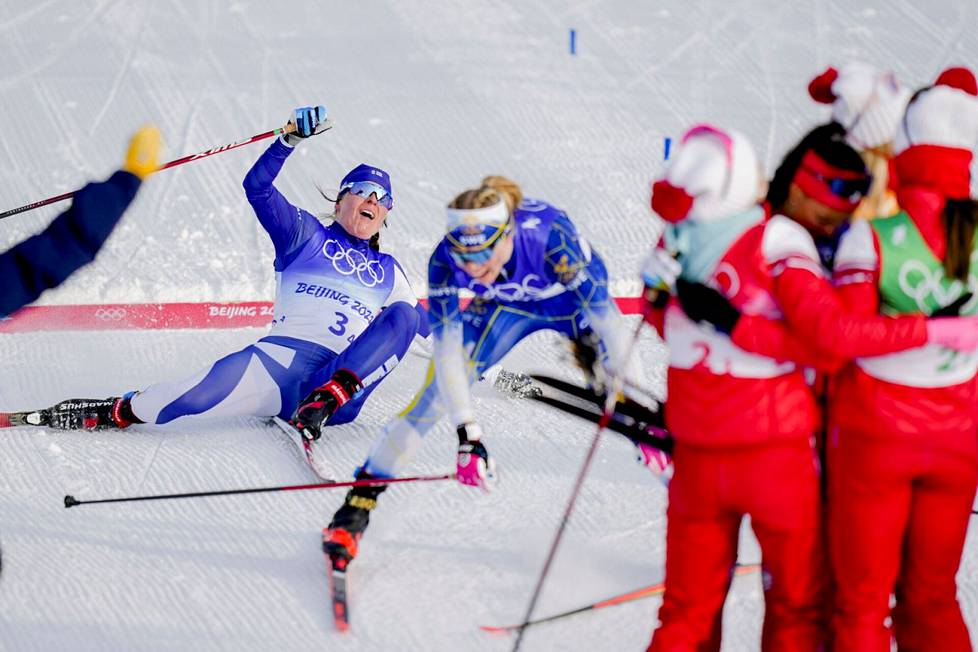 Krista Pärmäkoski (vas) joutui myöntämään sprintin tuoreen olympiavoittajan Joanna Sundlingin paremmaksi loppukiritaistelussa. 