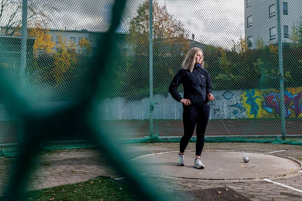 16-vuotias Elisabet Kujanpää kilpailee vielä lokakuun 15. päivänä Espoonlahden heittokisoissa. Tavoitteena on rikkoa oman ikäluokan kaikkien aikojen ykköstulos.