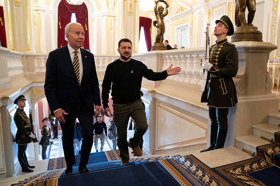 Yhdysvaltain presidentti Joe Biden tapasi Ukrainan presidentin Volodymyr Zelenskyin presidentin edustustiloissa Kiovan keskustassa.
