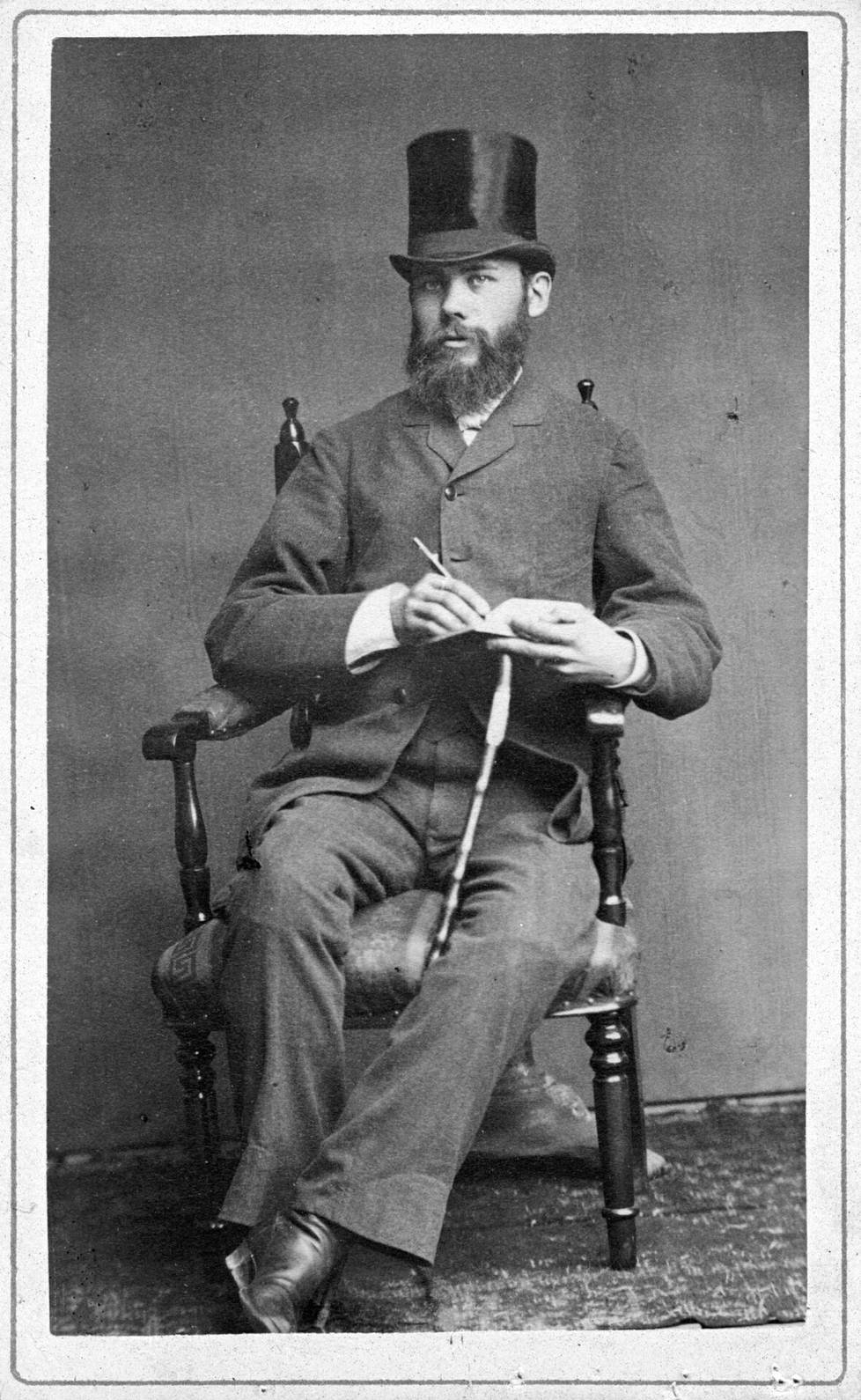 Juho Holmstén oli Porissa syntynyt kelloseppä ja teknisten kojeiden keräilijä. Hän toi Pariisin sähkönäyttelystä Suomeen ensimmäisen Edisonin hehkulampun. Holmstén muutti Tampereelle vuonna 1882. Seuraavan vuosisadan alussa hän muutti nimensä Holmstén-Heiniöksi.