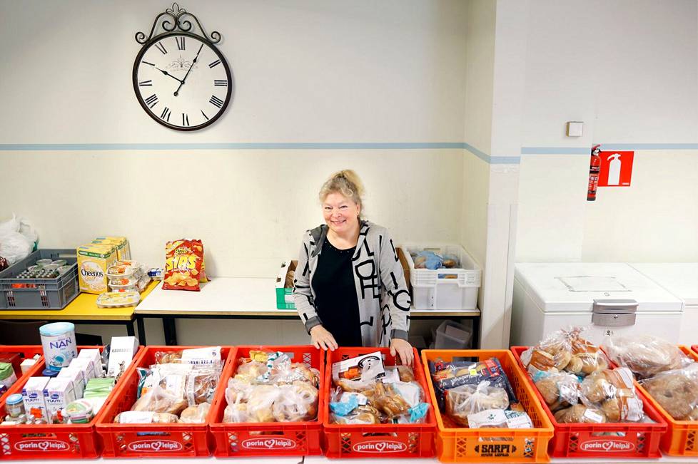 Elämän leipä jakaa avustusruokaa Porissa joka arkipäivä. Toiminnanjohtaja Heljä Rosenholm pelkää, että talvi tuo tullessaan nälän moneen porilaiseen kotiin, kun avustusruokakin uhkaa loppua.