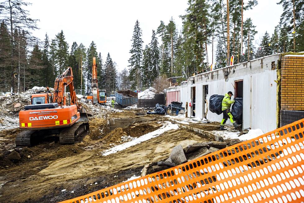 Olavi-nimisen rakennuksen purkutyöt ovat jo käynnissä Pappilanniemen kurssikeskuksessa. Vuonna 1979 rakennetussa Olavissa oli muun muassa auditorio ja majoitustiloja. 
