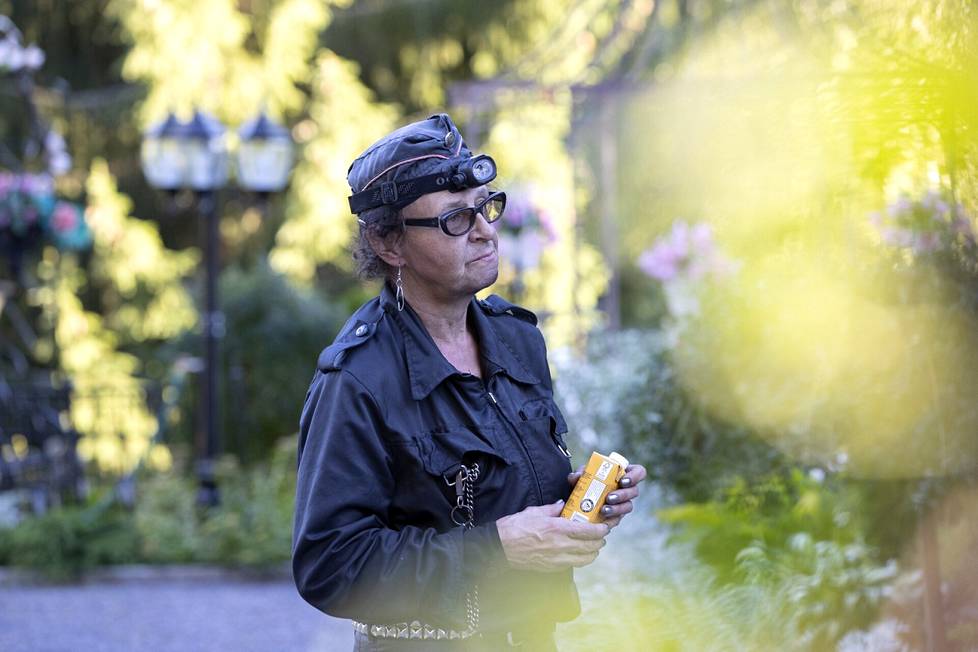 Seija Koirikivi on toiminut nuohoojana jo yli 40 vuotta. Vapaa-ajalla hän on intohimoinen puutarhanhoitaja, ja se näkyy hänen tontillaan Pomarkun Honkakoskella. 