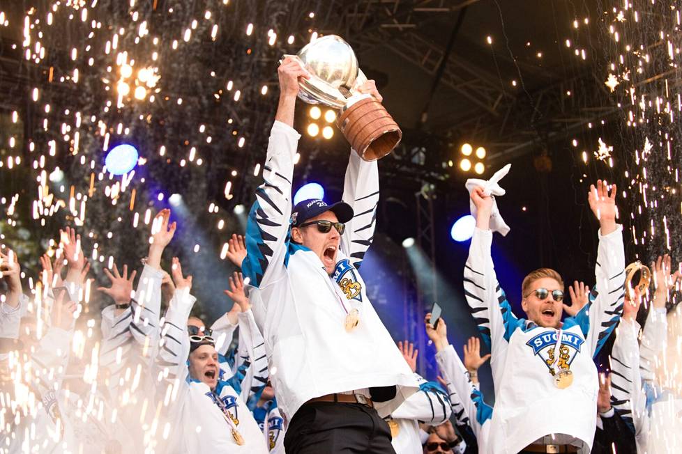 Kapteeni Marko Anttila ja Leijonat juhlivat MM-kultaa Kaisaniemessä 27. toukokuuta 2019.