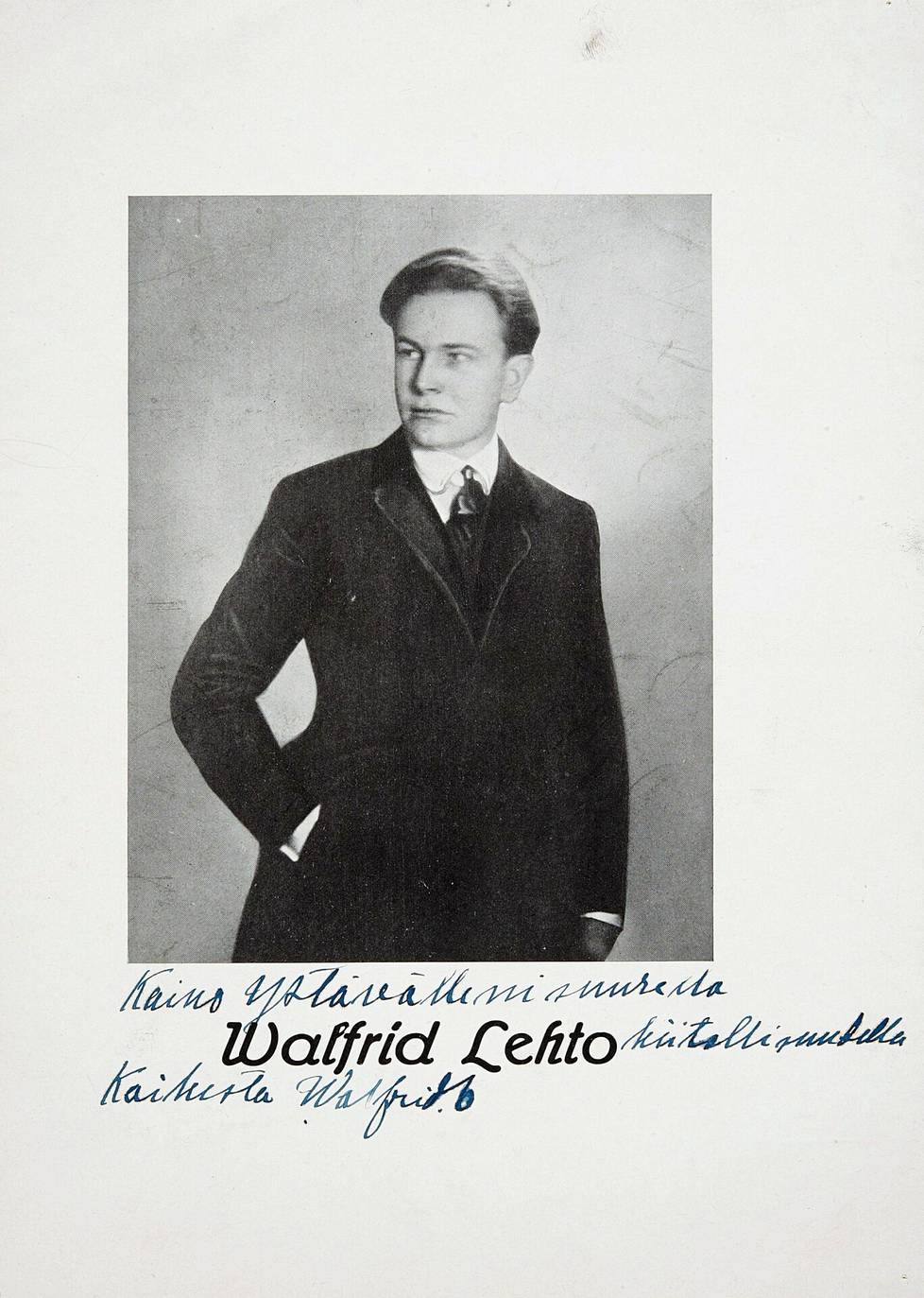 Salskea nuori mies Wafrid Lehto kuvattuna wieniläisessä ateljeessa. Kuvaa Walfrid antoi muistoksi ”faneilleen” eri yhteyksissä.