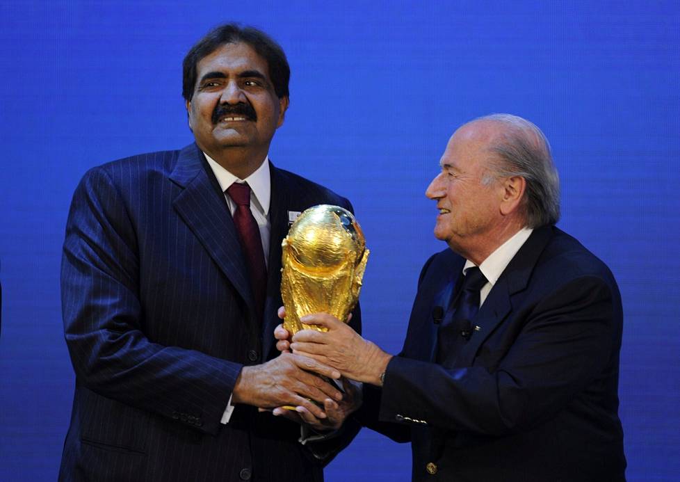 Qatarin emiirinä vuonna 2010 ollut Hamad bin Khalifa Al-Thani (vasemmalla) ja Fifan silloinen puheenjohtaja Sepp Blatter vuonna 2010, kun Qatarin kisaisännyys julkistettiin.