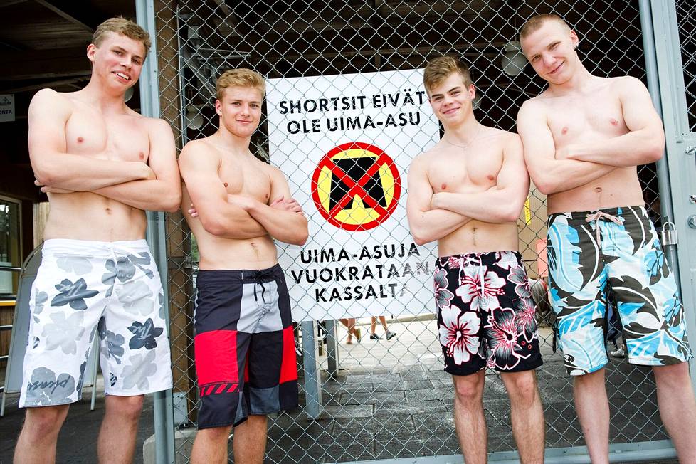 Tekstarin lähettäjä toivoo, että teinit pääsisivät uimashortseissa uimaan uimahalliin. Toni Nevanpää, Markus-Petteri Haikkonen, Iiro Saarenmaa ja Vili Kuusisto poseerasivat kesällä 2012 Porin maauimalan edustalla. 