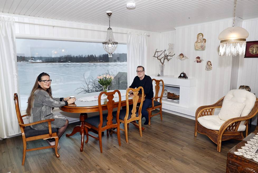 Näköala on yksi myyntivaltti Purjehtijankatu 58:ssa. Maarit ja Vesa Rosenqvist nauttivat usein aamukahvinsa merimaiseman äärellä.