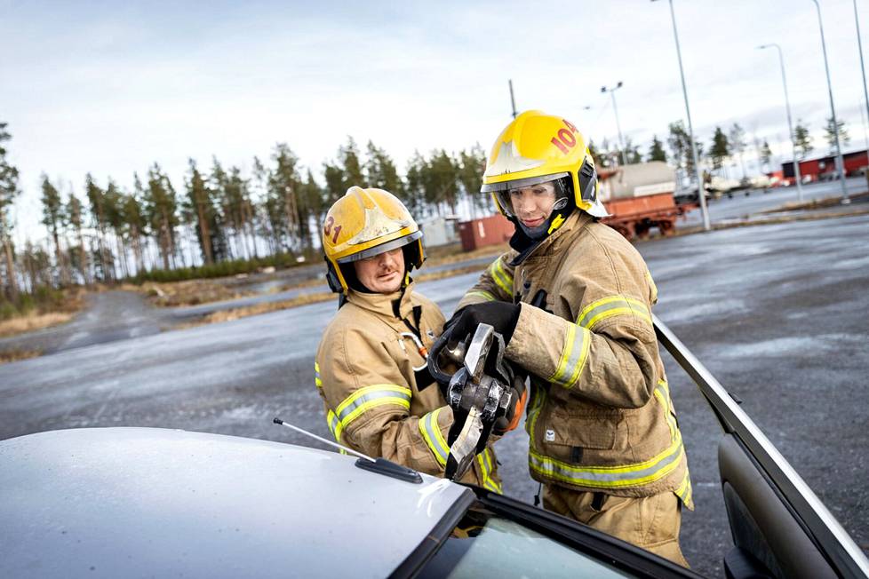 Hyvinvointialueen palvelukseen siirtyy lähes 10 000 sote- ja pelastustyöntekijää. Palomiehet Jouni Vuorela ja André Haga harjoittelevat uhrin pelastamista auto-onnettomuudesta Länsi-Suomen pelastusharjoitusalueella. Harjoittelu kuuluu jokaiseen työvuoroon.