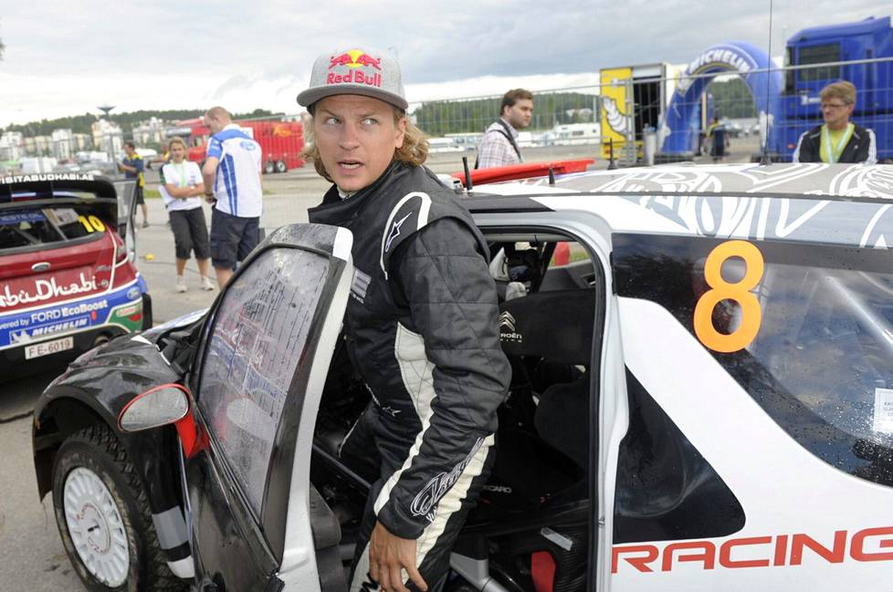 Kimi Räikkönen maalissa Jyväskylän MM-rallissa kesällä 2011.