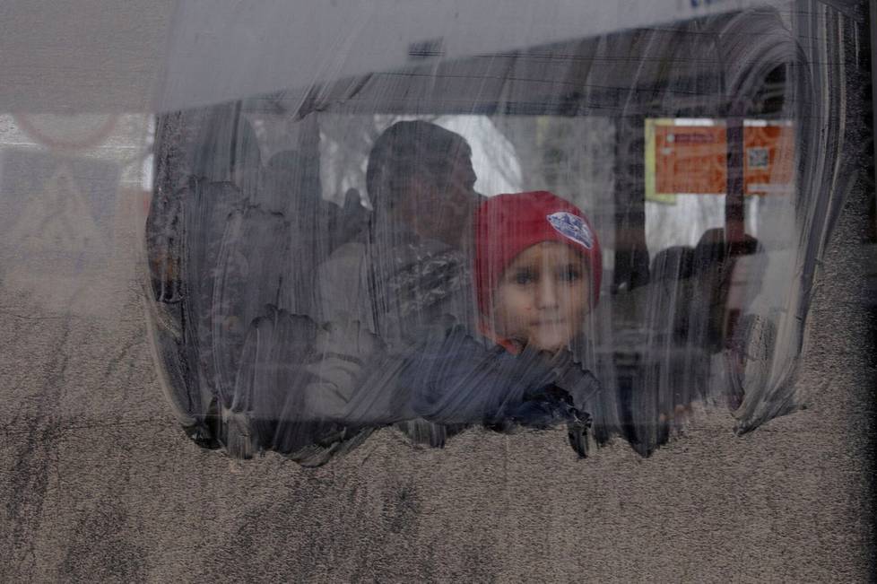 Poika on lähdössä evakuointibussilla Ukrainan Hersonista 24. marraskuuta, jolloin Venäjän hyökkäyssota on jatkunut tasan yhdeksän kuukautta.