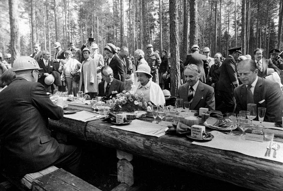 Englannin kuningatar Elisabet II vieraili Suomessa ensimmäisen kerran toukokuussa 1976. Hän saapui prinssi Philipin kanssa Helsingin Eteläsatamaan kuninkaallisella Britannia-jahdilla. Satamassa vastassa oli noin 20 000 ihailijaa sekä Suomen valtionjohtoa. 
