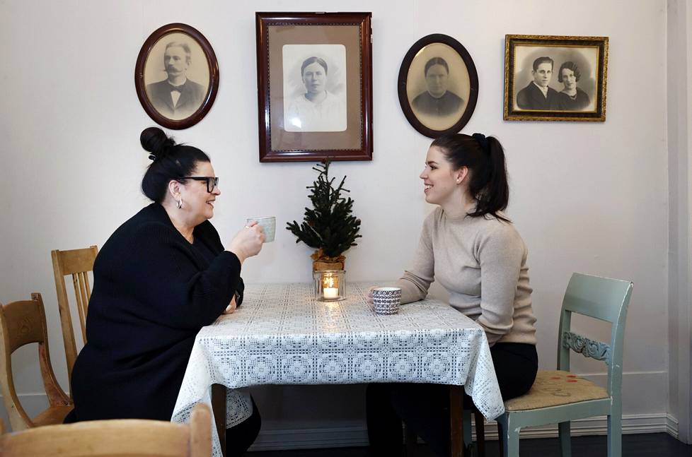 Tiina Willman ja Rosa-Maria Mäkelä pyörittävät nykyään kahdestaan Wanhan Rauman Kaffebaria. Äiti ja tytär vakuuttavat naureskellen, ettei kahvilayrityksen linjauksista ole koskaan ollut erimielisyyttä.