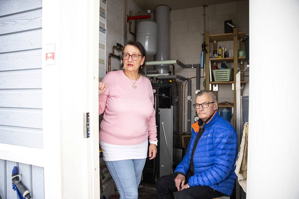 Porilaiset eläkeläiset Armi Aho, 69, ja Jarmo Aho, 74, aikovat lyödä talvea vasten kasvavia laskuja kirjaimellisesti klapilla päähän pannuhuoneessa. 