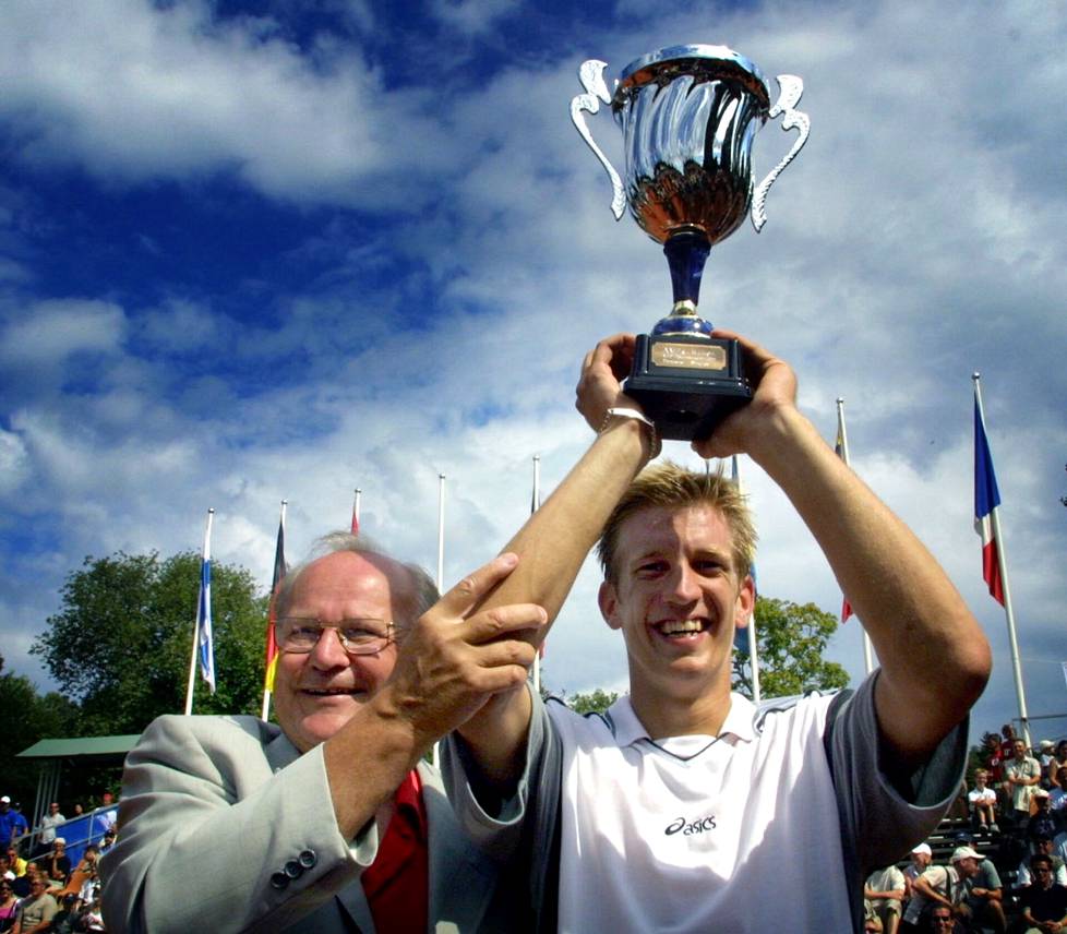 Timo Salmi (vasemmalla) yhdessä vuoden 2001 Tampere Openin voittajan Jarkko Niemisen kanssa 29.7.2001.