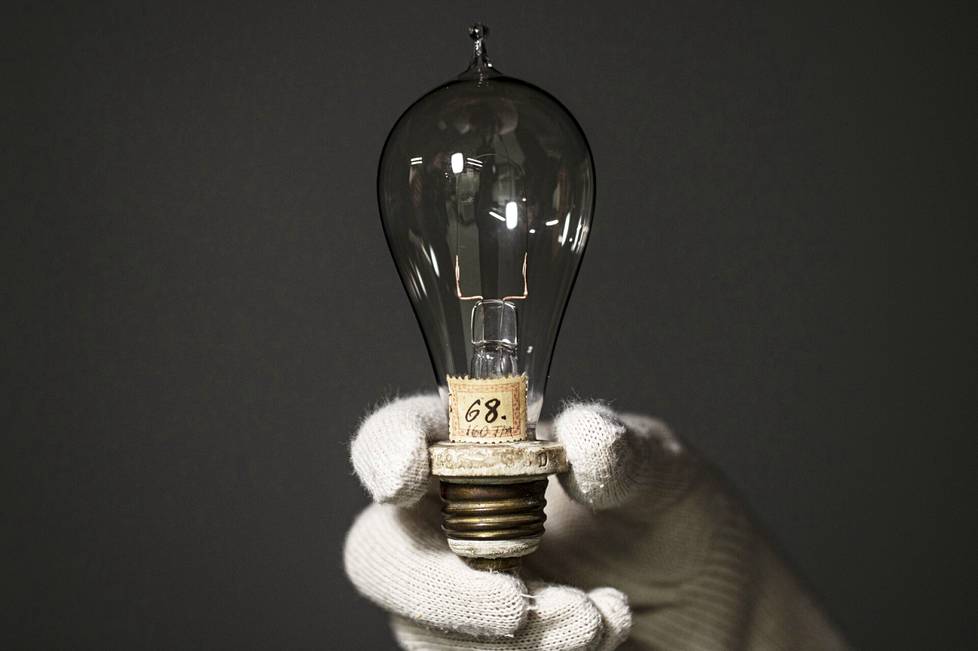 Tässä Juho Holmsténin Pariisin sähkönäyttelyssä vuonna 1881 saama ja ensimmäisenä Tampereelle tuoma Edisonin hehkulamppu. Lampussa on Holmsténin tekemä pidike vuodelta 1885. Lamppu on nykyisin tarkassa tallessa Tampereen kaupungin kokoelmakeskuksessa Ruskossa.