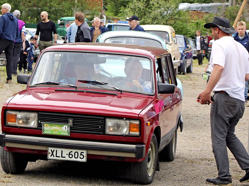 Autoista ajoon lähti ensimmäisenä Lada Kombi 1500, jota kuljetti Hannu Autio.