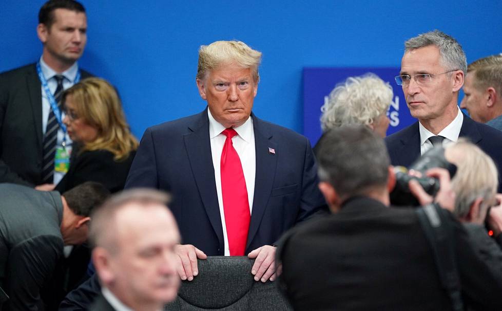 Yhdysvaltain presidentti Donald Trump ja Naton pääsihteeri Jens Stoltenberg keskustelivat Nato-kokouksessa Lontoossa joulukuussa 2019. 