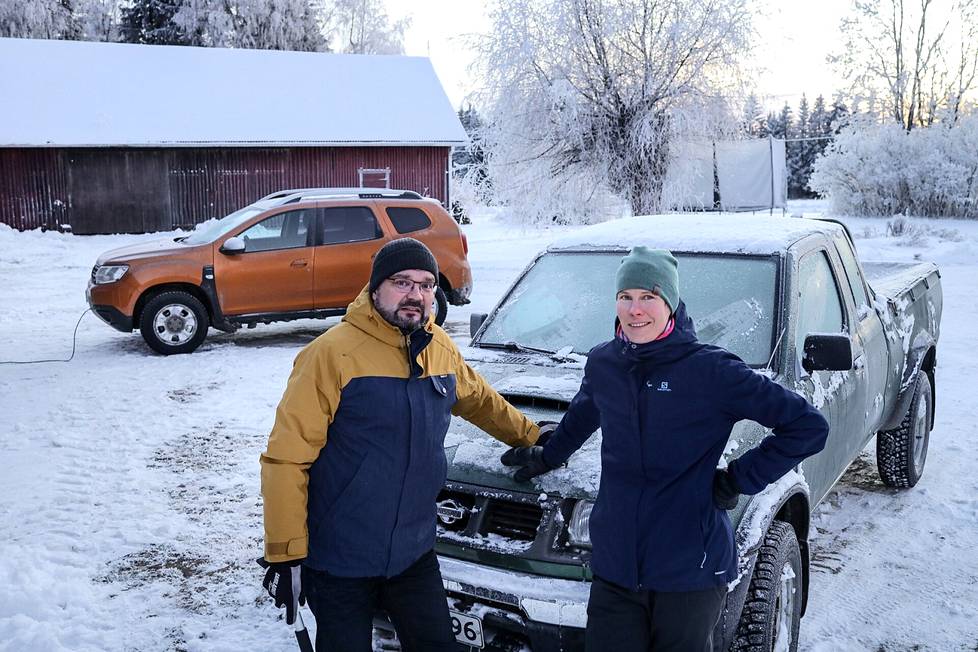 Petri Niemelä ja Katri Paananen joutuvat työn ja harrastusten vuoksi ajamaan noin 40 000 km vuodessa. Dieselin hinta on saanut heidät välillä pohtimaan polttomoottoreita korvaavaa tekniikkaa.