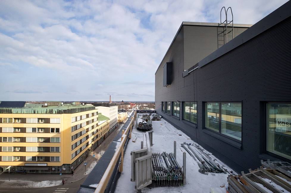 Virastotalo on nimetty Porin Leijonaksi. Sen kattotasanteelta aukeaa tällainen näkymä.