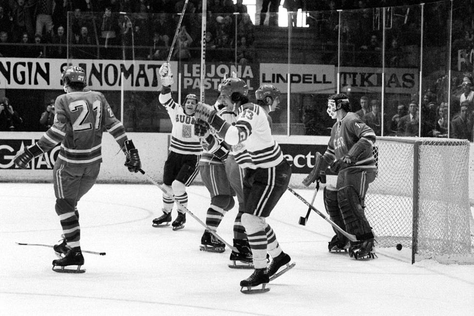 Tšekkoslovakian Ivan Hlinka (vas.), Suomen Veli-Pekka Ketola (etummaisena) ja maalivahti Jiri Crha jääkiekon MM-kisojen ottelussa Helsingissä 1974. Suomi juhli maalia ja voitti kaksinkertaisen sarjan toisen kamppailun 5–4.