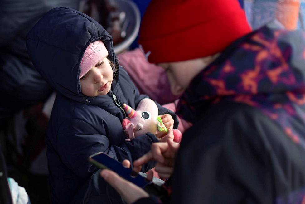 Ukrainailaisista pakolaisista suurin osa pyrki puolaan. Lapsi kuvattiin Slovakian rajalla 3. maaliskuuta.