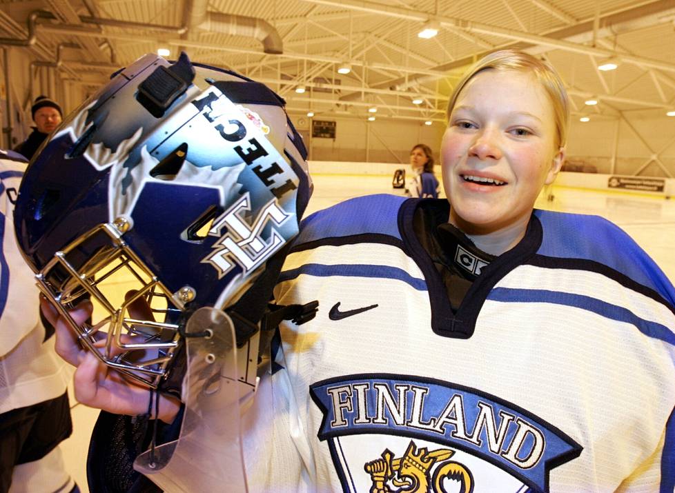 Noora Räty debytoi MM-kisoissa vuonna 2005. Nuori lupaus kuvattiin joukkueen mediapäivässä.
