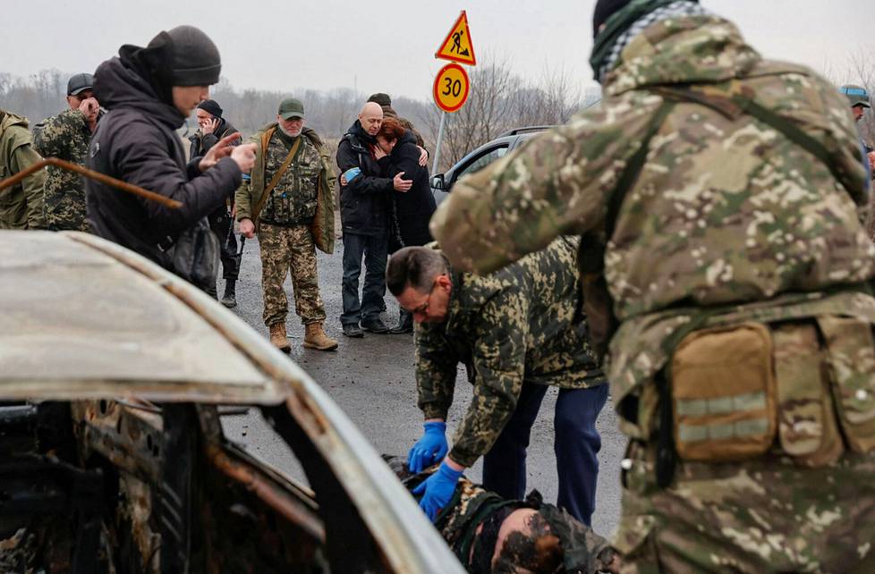 Tšernihivin Nova Basanissa sukulaiset ovat tulleet noutamaan ruumista. Siviili on ilmeisesti surmattu autonsa viereen. Kuva on perjantailta 1. huhtikuuta.