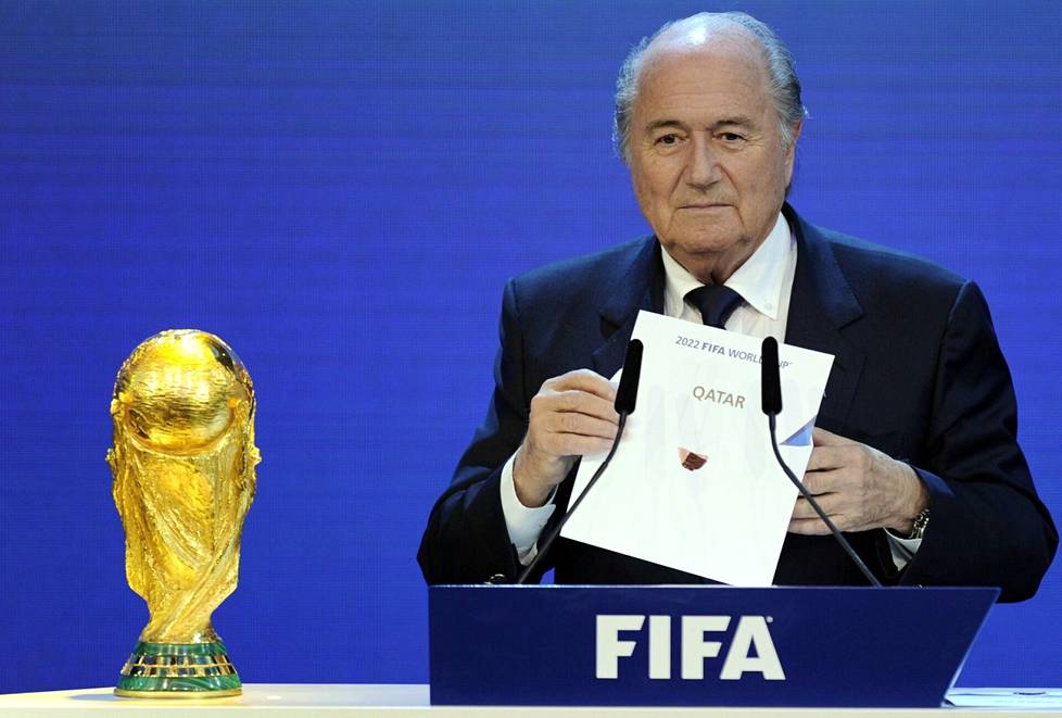 Fifan puheenjohtaja Sepp Blatter paljasti kirjekuoresta vuoden 2022 kisojen järjestämisoikeudet voittaneen maan nimen. Valinta tehtiin Fifan päämajassa Zürichissä 2. joulukuuta 2010.