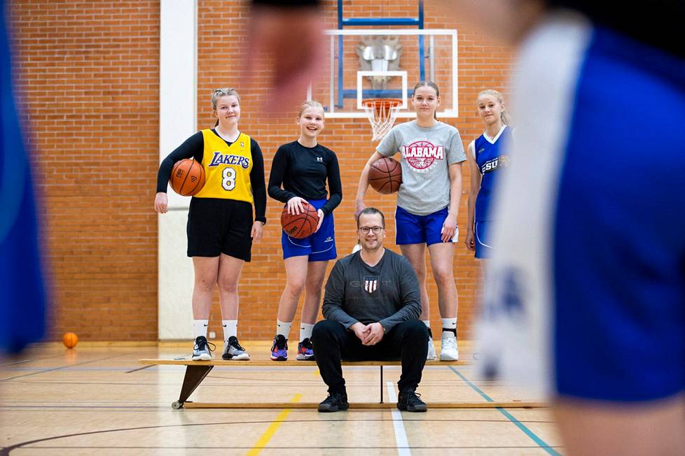 Anni Isoviita (vas.), Iiris Ojala, Aida Alinen ja Milla Sovala ovat uuden edessä, kun pelit 3. divisioonassa vaihtuvat SM-tasolle. Yhteisjoukkueeseen kuuluu myös porilaisvalmentaja Ilkka Isoviita. 