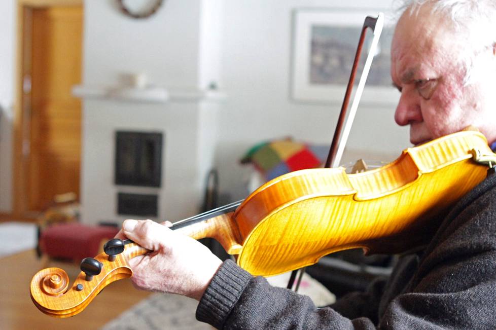 Pertti Lehtiselle kuorolaulu, viulunsoitto ja viulunrakennus ovat tärkeitä harrastuksia. Kuvassa hänen vuonna 1982 rakentamansa viulu, jonka soinnista hän pitää erityisesti.