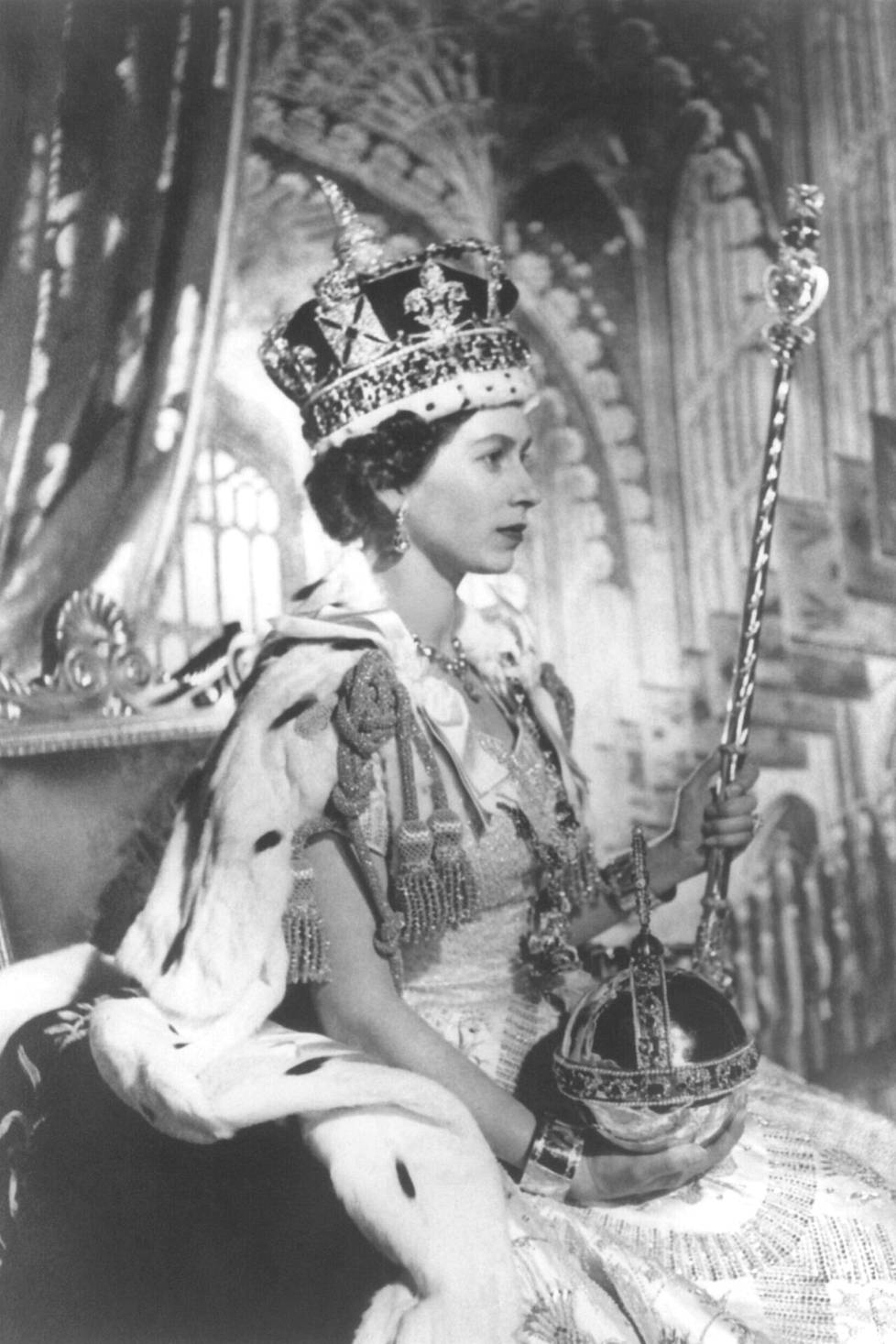 Kuningatar Elisabetin virallinen kruunajaiskuva.