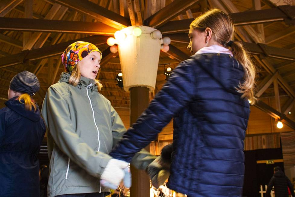 Tietolan viidesluokkalaiset Maisa Loijas ja Inga Romaniv pyörähtelivät Kirjaslammen lavan lamppujen alla vierailevan tanssinopettajan ohjeiden mukaan.