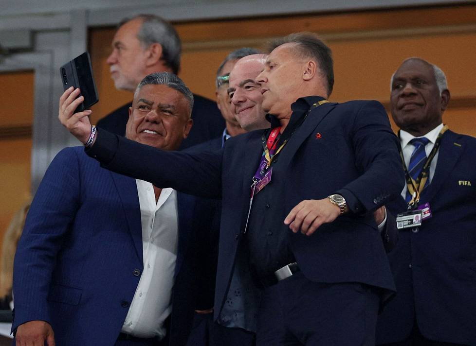 Puolan jalkapalloliiton puheenjohtaja Cezary Kulesza (oik.) halusi selfien Gianni Infantinon kanssa.