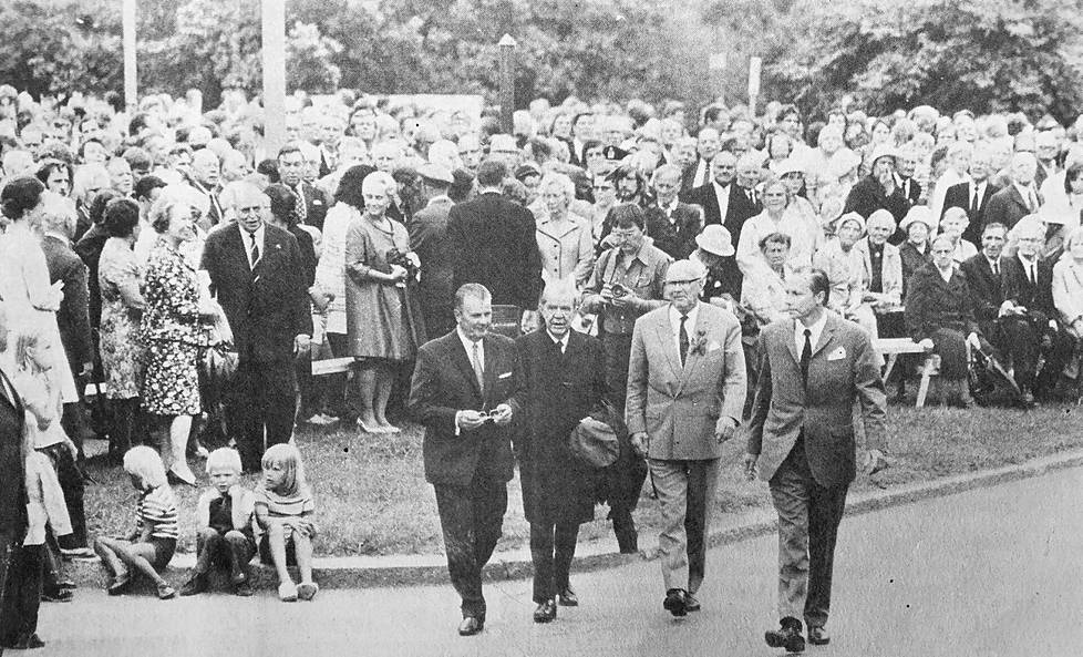 Tasavallan presidentti Urho Kekkonen (keskellä 3. vasemmalta) saapui 50 vuotta sitten Valkeakoskelle paperiteollisuuden satavuotisjuhlille. Häntä isännöi muiden muassa toimitusjohtaja Niilo Hakkarainen. 