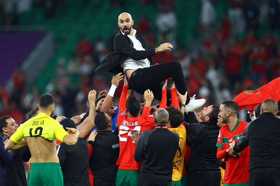 Marokon pelaajat heittivät valmentaja Walid Regraguita ilmaan, kun Portugali kaatui sensaatiomaisesti puolivälierissä.