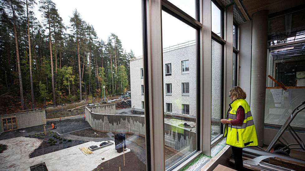 Suunnittelukoordinaattori Kirsti Kivelä katsoo tulevan neuropsykiatrian osaston ruokailutilan ikkunasta näkymää ulkoilupihalle ja Kaupin metsään. Taysin uuden psykiatrisen sairaalan suunnittelun teemoja ovat olleet muun muassa luonnonläheisyys, valoisuus ja inhimillisyys. Torstaina 29. syyskuuta juhlittiin rakennuksen harjannostajaisia.