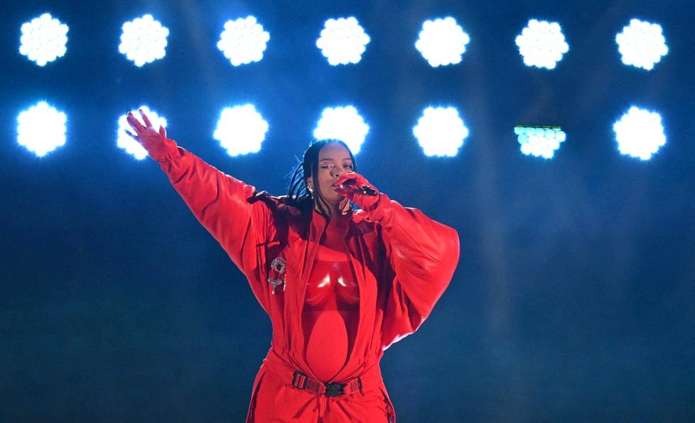 Rihanna palasi keikkatauolta Super Bowlin puoliaikashow’ssa. Barbadoslainen artisti pukeutui kokopunaisiin vaatteisiin.