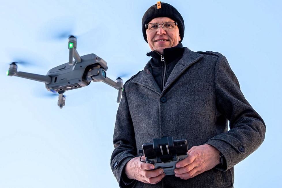 Akkulaitteita ei kannata jättää latautumaan omin päin. LähiTapiola Pirkanmaan korvausjohtaja Tapio Kärkelä kehottaa myös testaamaan säännöllisesti palohälyttimen kunnon. Kuvan drone ei liity jutun tapaukseen.